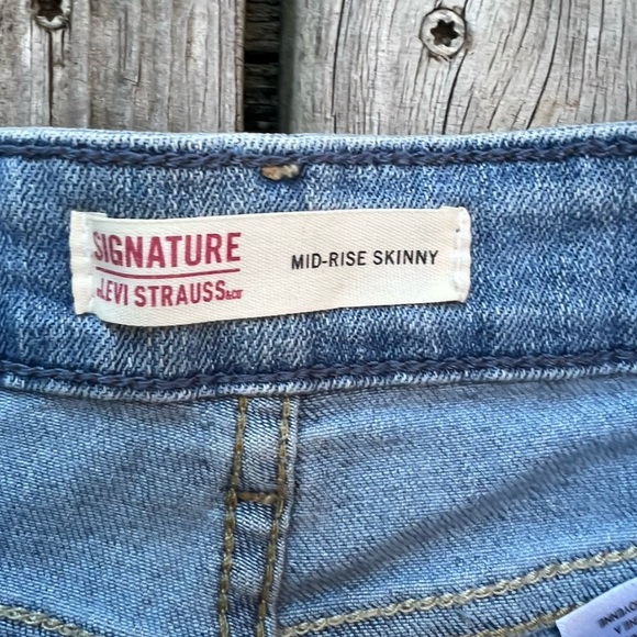 Levi Strauss Signature Women’s 28x30 Mid Rise Skinny Jeans Light Wash Denim - Picture 3 of 11